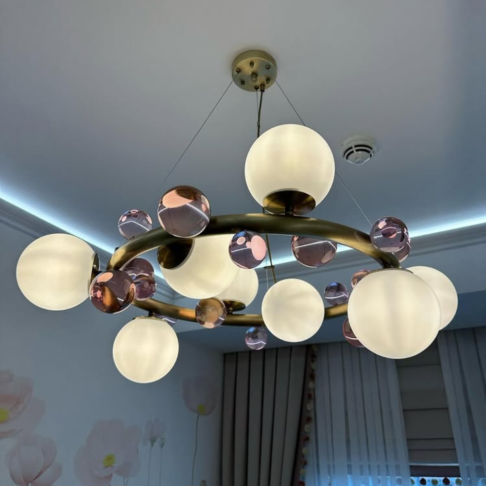 Artystyczny Żyrandol z Kloszami Kulistymi