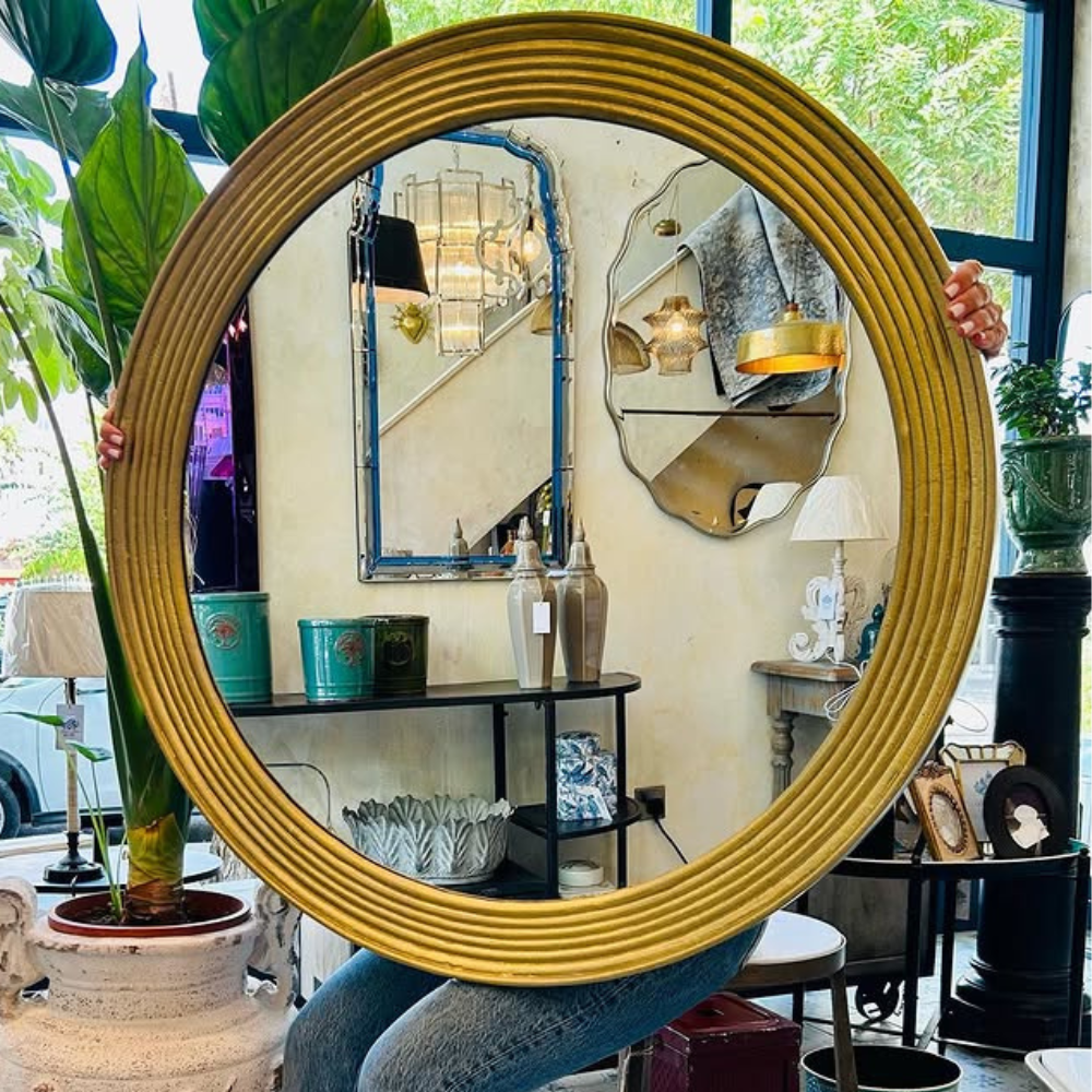 Duże Okrągłe Lustro w Złotej Ramie